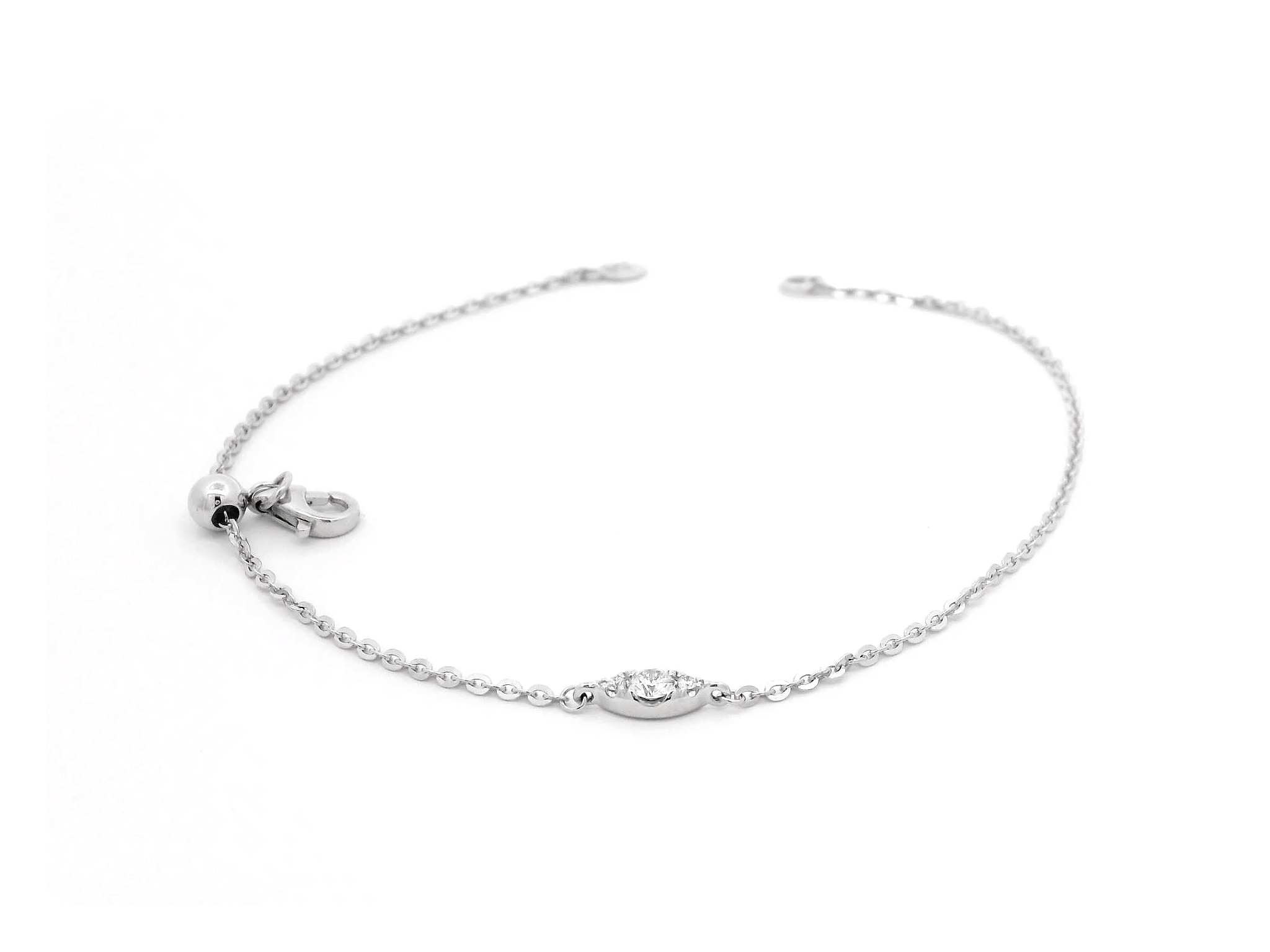 18ct White Gold Adjustable Bracelet with Round Brilliant Cut Diamonds – Elegant & Timeless