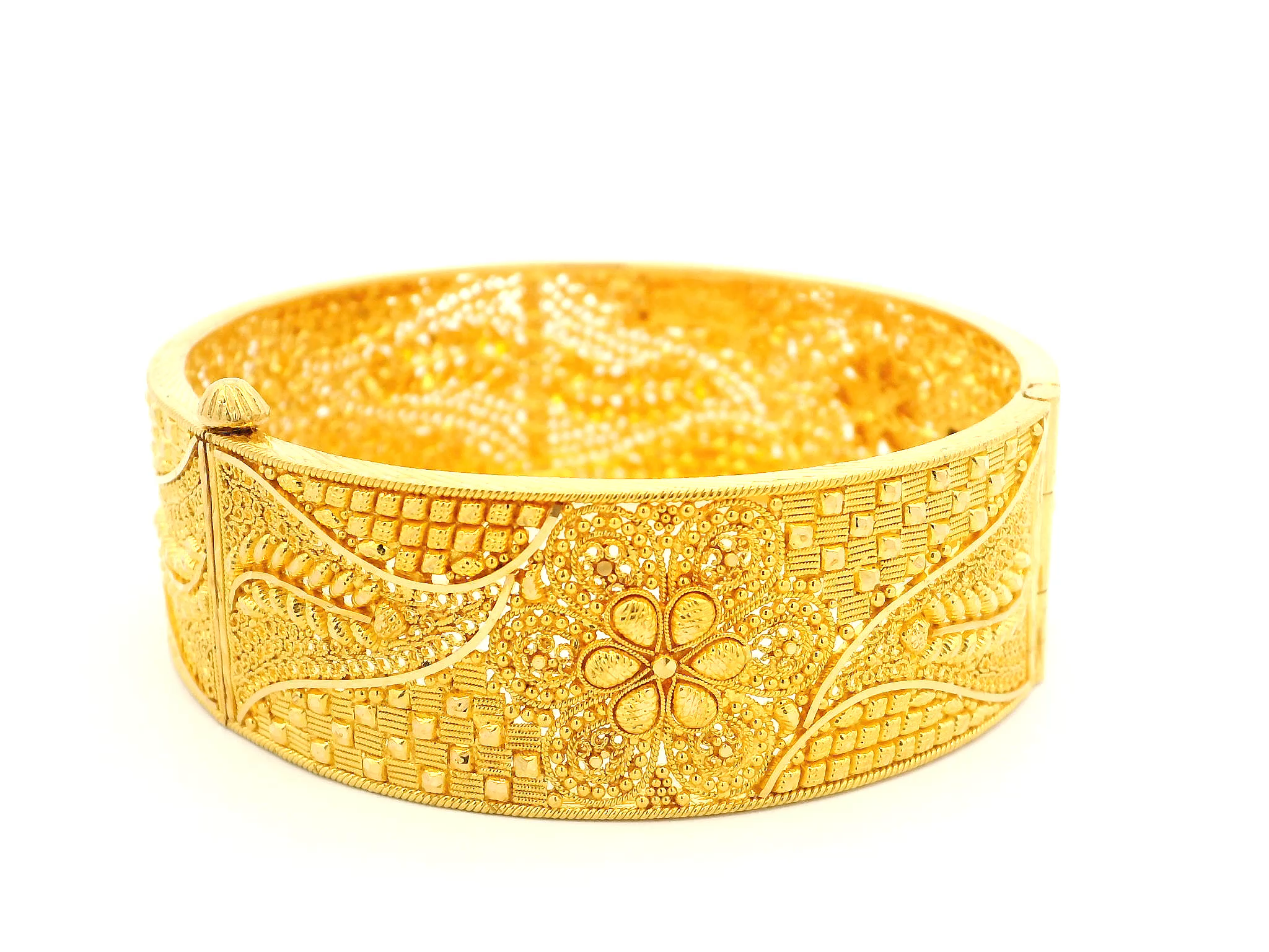 22ct Yellow Gold Bangle with Filigree Work & Secure Screw Fitting – Elegant, Intricate Design